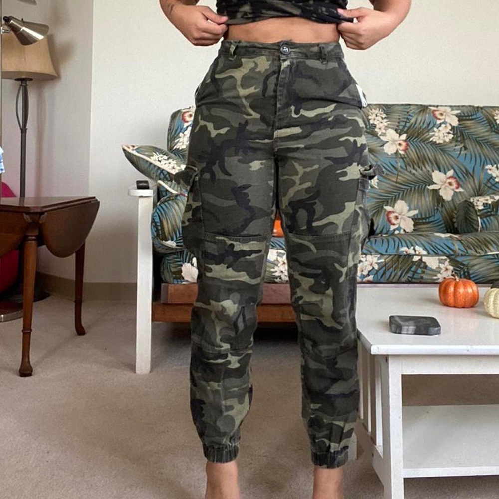 Wild honey dark green Camo joggers.